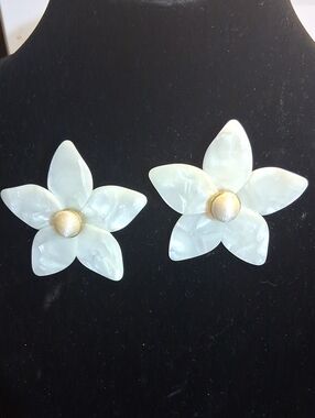 BaubleBar Large Amariella Flower Stud Resin Earrings